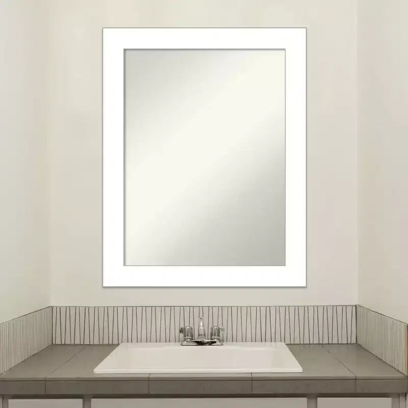 Miroir mural de salle de bain blanc biseauté de 22 po x 28 po - Amanti Art : Rectangle moderne, fixation incluse