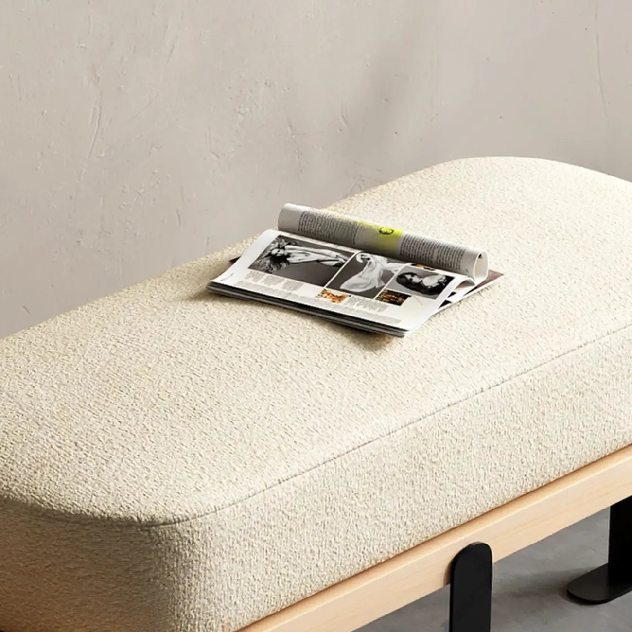 Banc court moderne en bois beige rembourré