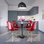 Ensemble de salle à manger 5 pièces LeisureMod avec table de salle à manger ronde de 35 po à piédestal en fer et 4 chaises d'appoint en plastique ABS avec base dorée