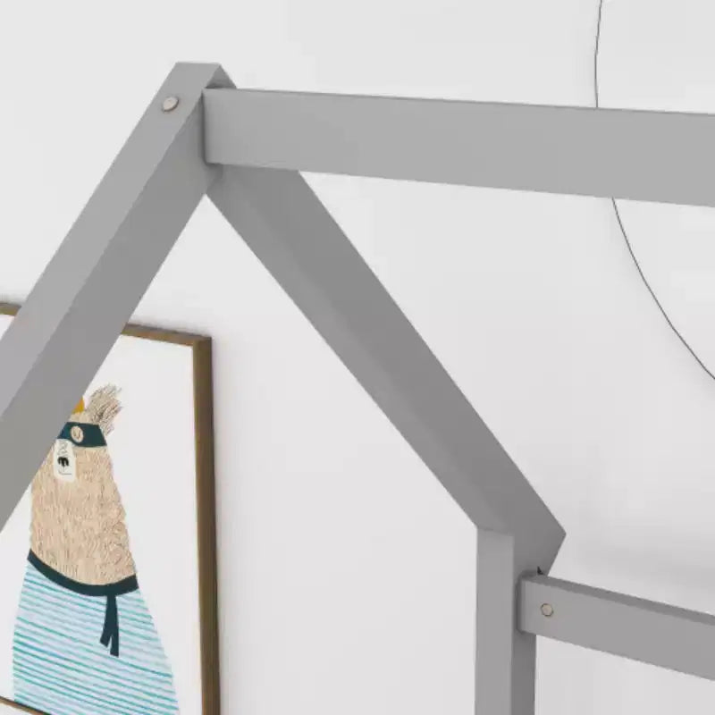 Lit simple en bois avec design bas, cadre de toit de maison et barrières de sécurité de style clôture