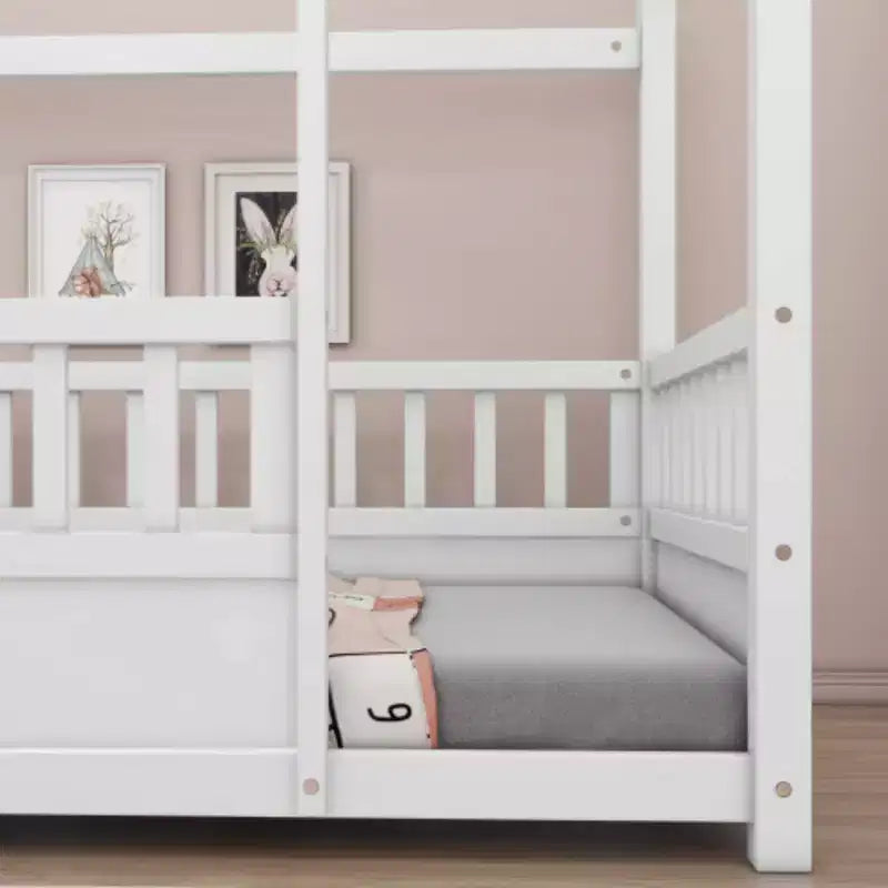 Lit simple en bois avec design bas, cadre de toit de maison et barrières de sécurité de style clôture