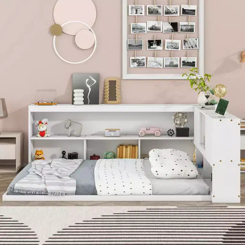 Cadre de lit plateforme Okak pleine grandeur avec bibliothèques en L, lit de rangement au sol pour chambre d'enfant