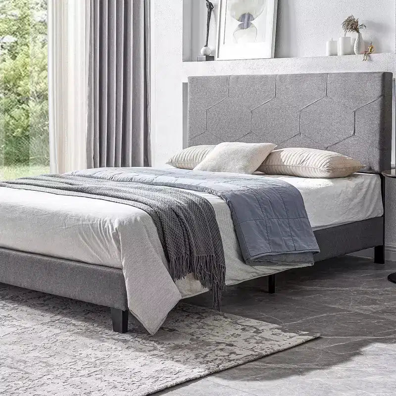 Cadre de lit plateforme rembourré Okak Queen Size, Cadre de lit en lin avec support à lattes en bois pour chambre à coucher, PU gris