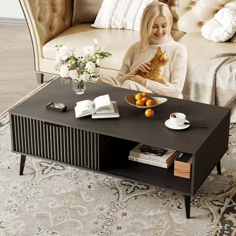 Table basse Acekool moderne du milieu du siècle avec porte coulissante et rangement à 2 niveaux, pieds en bois massif Table de cocktail en bois pour salon et bureau