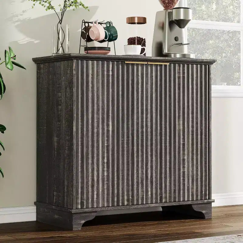 Meuble de buffet de ferme Acekool – Portes cannelées et étagères réglables pour cuisine, salle à manger et salon (chêne naturel)