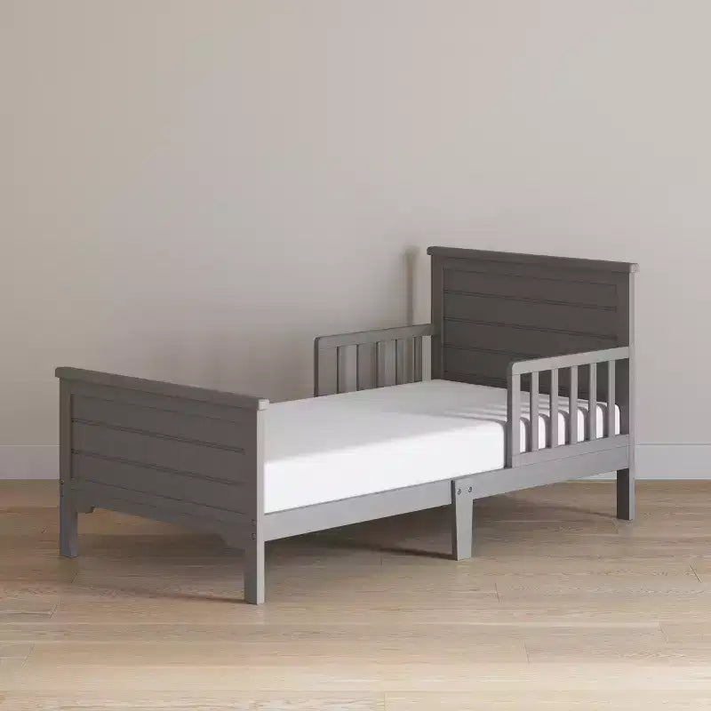Lit de tout-petit Child Craft Woodland à dessus plat pour enfants avec barrières de sécurité, design bas au sol, en pin, lignes épurées s'harmonisant avec tout décor