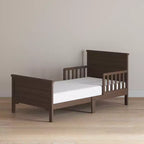 Lit de tout-petit Child Craft Woodland à dessus plat pour enfants avec barrières de sécurité, design bas au sol, en pin, lignes épurées s'harmonisant avec tout décor