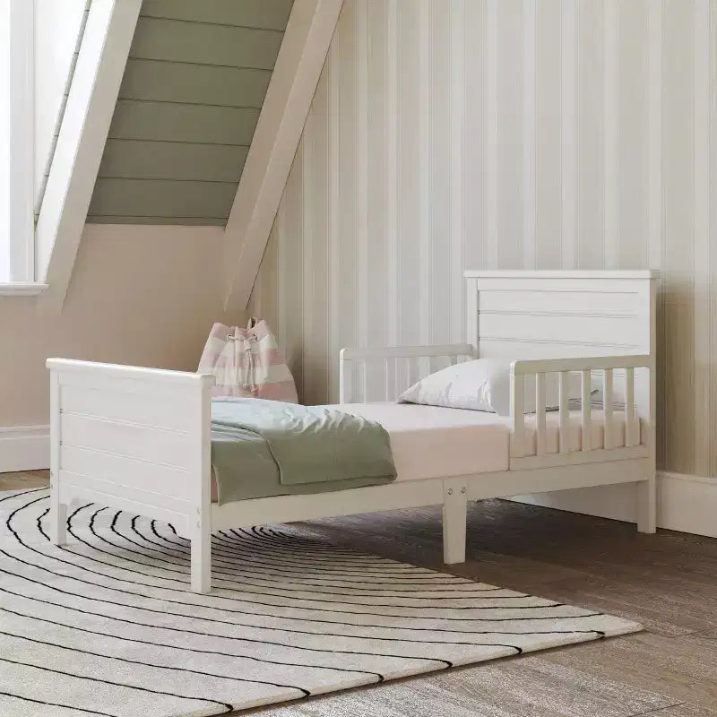 Lit de tout-petit Child Craft Woodland à dessus plat pour enfants avec barrières de sécurité, design bas au sol, en pin, lignes épurées s'harmonisant avec tout décor