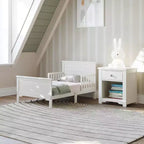 Lit de tout-petit Child Craft Woodland à dessus plat pour enfants avec barrières de sécurité, design bas au sol, en pin, lignes épurées s'harmonisant avec tout décor