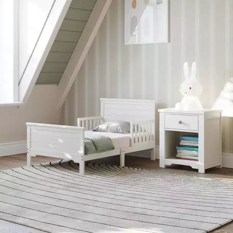 Lit de tout-petit Child Craft Woodland à dessus plat pour enfants avec barrières de sécurité, design bas au sol, en pin, lignes épurées s'harmonisant avec tout décor