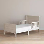 Lit de tout-petit Child Craft Woodland à dessus plat pour enfants avec barrières de sécurité, design bas au sol, en pin, lignes épurées s'harmonisant avec tout décor