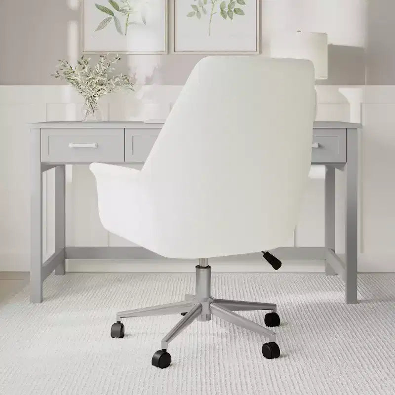 Chaise de bureau rembourrée Martha Stewart Maxine en blanc/nickel poli
