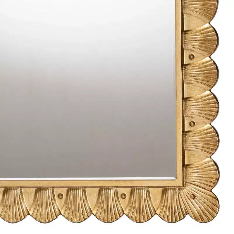 Miroir décoratif en bois doré antique Vadim de Baxton Studio avec bordure en coquillages