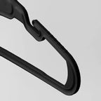 Cintres IRIS USA, cintres en plastique souple et durable avec encoches pour les épaules et crochets pour accessoires