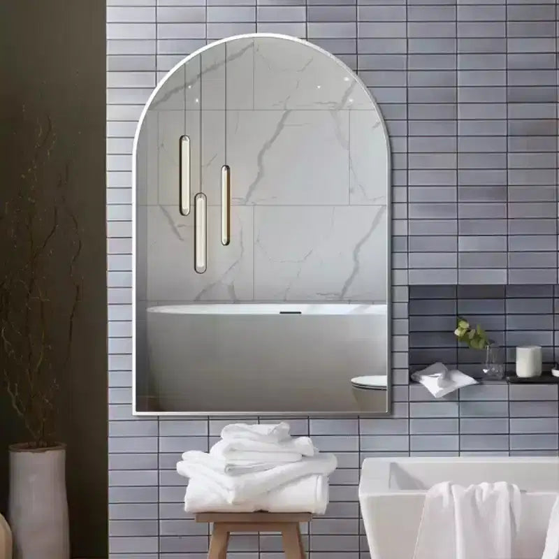 Miroir de salle de bain mural arqué encadré en métal noir 20x30 pouces.