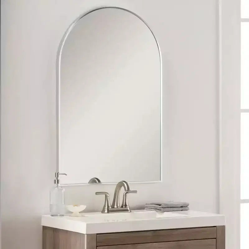 Miroir de salle de bain mural arqué encadré en métal noir 20x30 pouces.