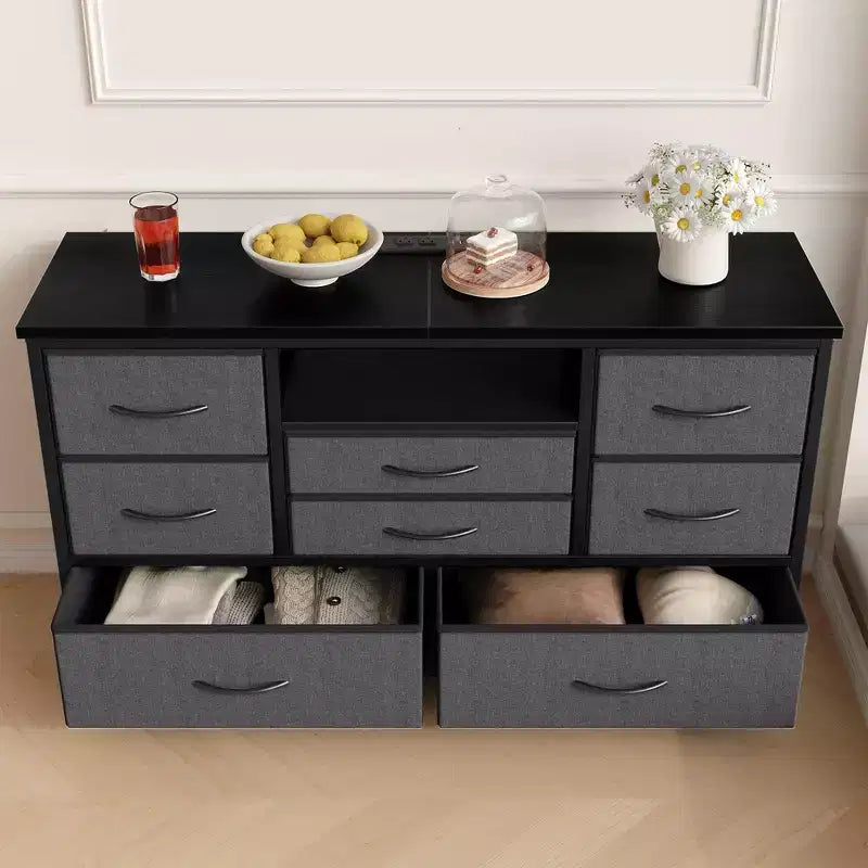 Meuble TV commode avec prise de courant et lumières LED pour téléviseur de 55", centre de divertissement à 8 tiroirs, commode en tissu avec plateau en bois, noir