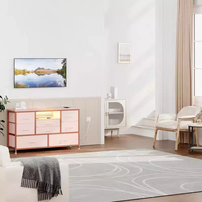 Meuble TV commode avec prise de courant et lumières LED pour téléviseur de 55", centre de divertissement à 8 tiroirs, commode en tissu avec plateau en bois, noir
