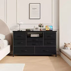 Meuble TV commode avec prise de courant et lumières LED pour téléviseur de 55", centre de divertissement à 8 tiroirs, commode en tissu avec plateau en bois, noir