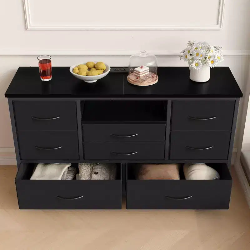 Meuble TV commode avec prise de courant et lumières LED pour téléviseur de 55", centre de divertissement à 8 tiroirs, commode en tissu avec plateau en bois, noir