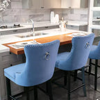 Okak Lot de 2 tabourets de bar contemporains en velours avec capitonnage et garniture cloutée chromée, tabourets rembourrés avec pieds en bois pour îlot de cuisine