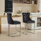 Tabourets de bar Okak (lot de 2), revêtement moderne en velours avec capitonnage et garniture cloutée, piètement en métal nickel brossé pour îlot de cuisine