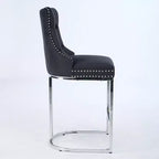 Tabourets de bar Okak (lot de 2), revêtement moderne en velours avec capitonnage et garniture cloutée, piètement en métal nickel brossé pour îlot de cuisine