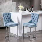 Tabourets de bar Okak (lot de 2), revêtement moderne en velours avec capitonnage et garniture cloutée, piètement en métal nickel brossé pour îlot de cuisine