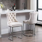 Tabourets de bar Okak (lot de 2), revêtement moderne en velours avec capitonnage et garniture cloutée, piètement en métal nickel brossé pour îlot de cuisine