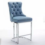 Tabourets de bar Okak (lot de 2), revêtement moderne en velours avec capitonnage et garniture cloutée, piètement en métal nickel brossé pour îlot de cuisine