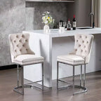 Tabourets de bar Okak (lot de 2), revêtement moderne en velours avec capitonnage et garniture cloutée, piètement en métal nickel brossé pour îlot de cuisine