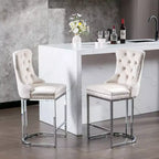 Tabourets de bar Okak (lot de 2), revêtement moderne en velours avec capitonnage et garniture cloutée, piètement en métal nickel brossé pour îlot de cuisine