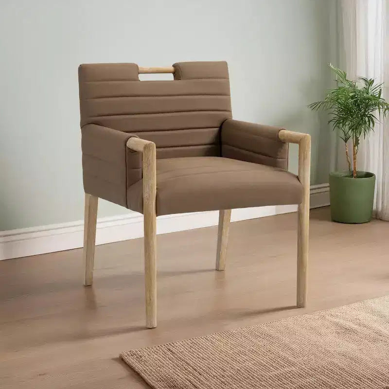 Meridian Furniture, Chaise de salle à manger Aimee en cuir végétalien avec accoudoirs