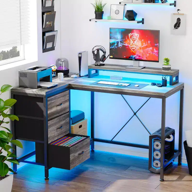 Bureau d'ordinateur de 43 pouces, bureau en L avec prises de courant et lumières LED, bureau de jeu à 3 tiroirs avec étagères de rangement et support d'écran