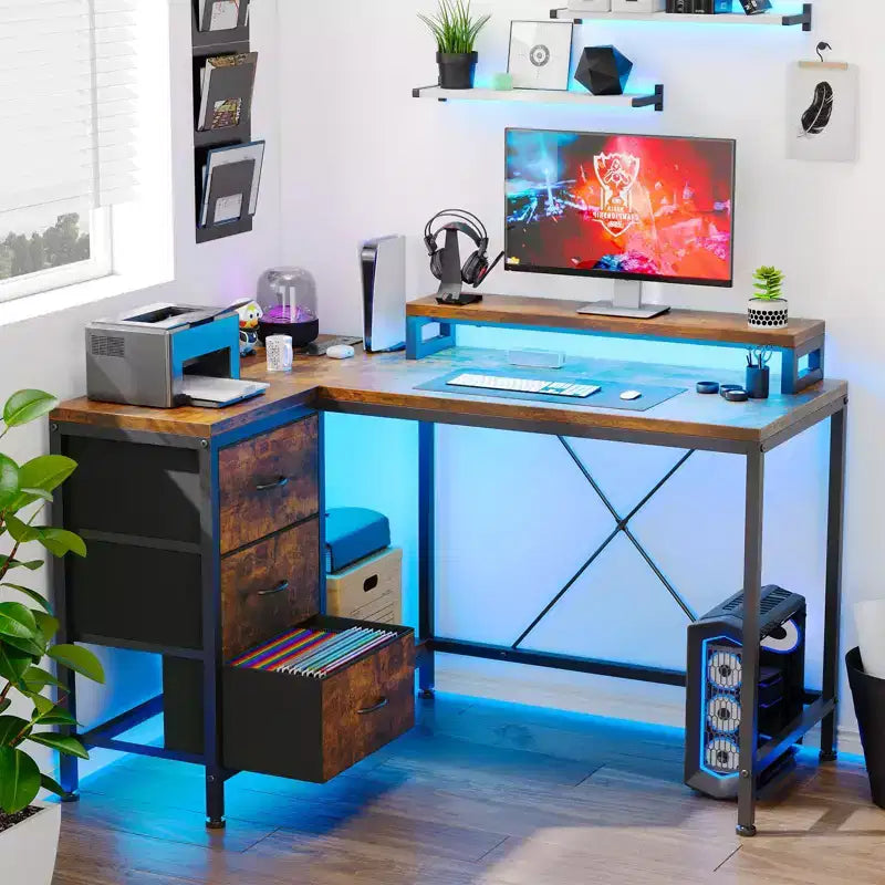 Bureau d'ordinateur de 43 pouces, bureau en L avec prises de courant et lumières LED, bureau de jeu à 3 tiroirs avec étagères de rangement et support d'écran