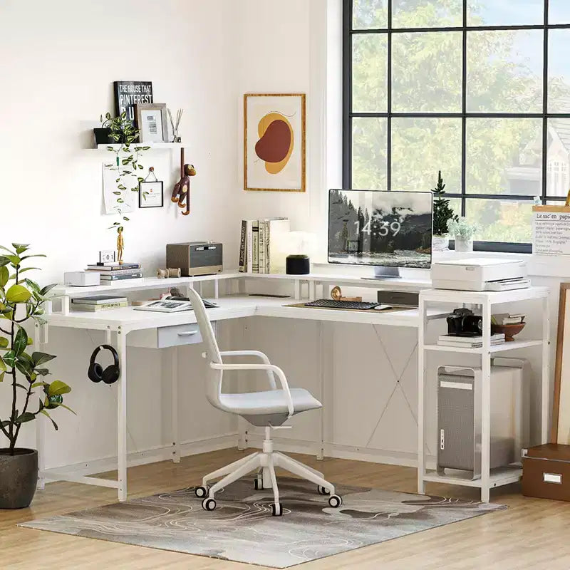 Bureau de jeu en forme de L de 68 po, bureau d'ordinateur avec prises de courant et lumières LED, bureau à domicile avec tiroir de classement, bureau d'angle avec étagère pour moniteur et crochet