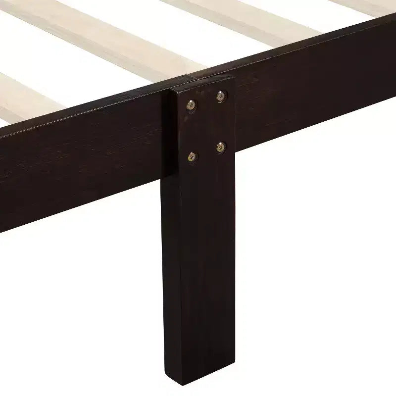 Lit plateforme en bois, cadre de lit simple, sommier avec tête et pied de lit, et lattes en bois