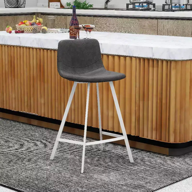 Tabouret de bar en cuir Elland de LeisureMod – Tabouret moderne de hauteur comptoir avec pieds en acier inoxydable blanc pour îlot de cuisine ou bar à domicile, lot de 2
