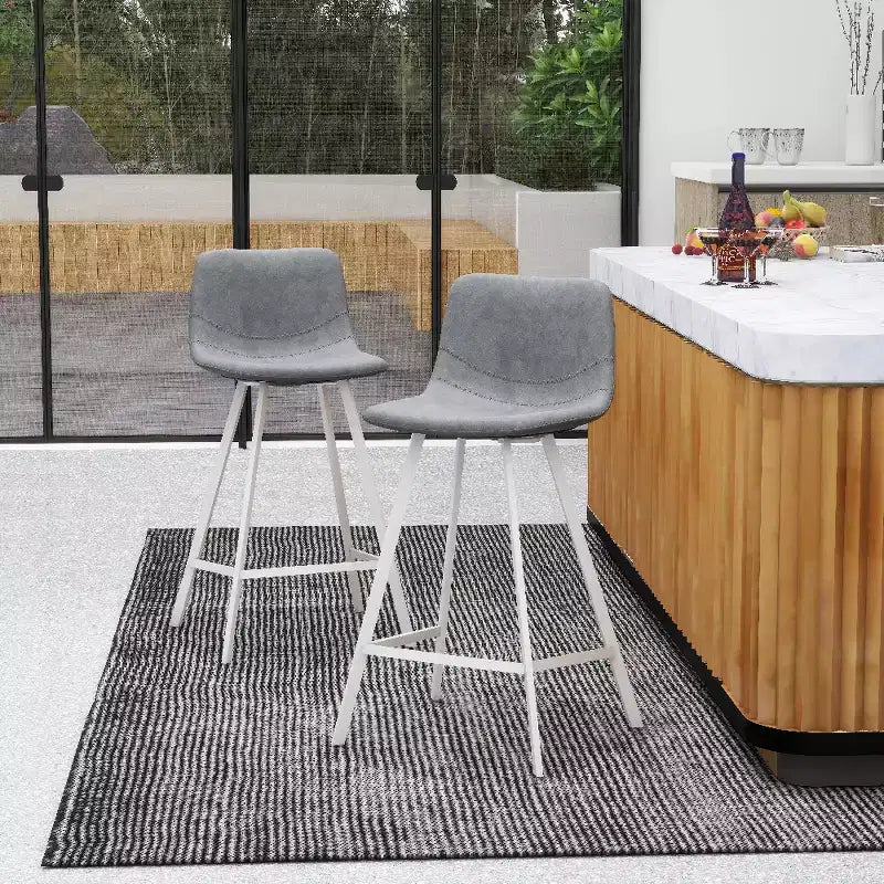 Tabouret de bar en cuir Elland de LeisureMod – Tabouret moderne de hauteur comptoir avec pieds en acier inoxydable blanc pour îlot de cuisine ou bar à domicile, lot de 2