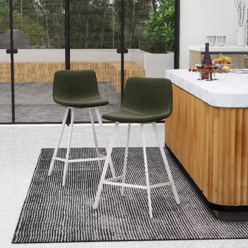 Tabouret de bar en cuir Elland de LeisureMod – Tabouret moderne de hauteur comptoir avec pieds en acier inoxydable blanc pour îlot de cuisine ou bar à domicile, lot de 2