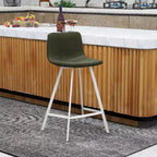 Tabouret de bar en cuir Elland de LeisureMod – Tabouret moderne de hauteur comptoir avec pieds en acier inoxydable blanc pour îlot de cuisine ou bar à domicile, lot de 2