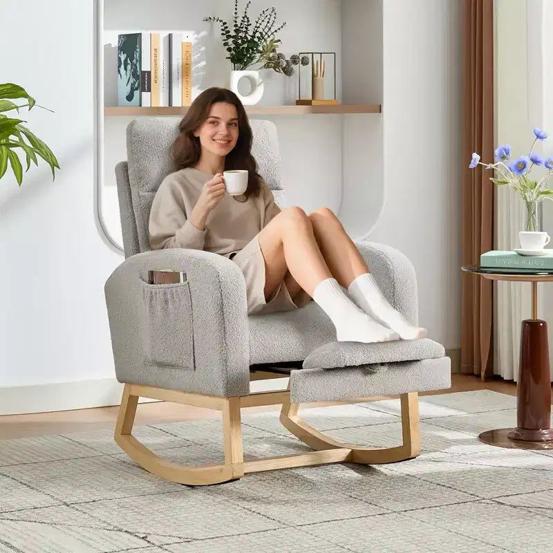 Fauteuil à bascule pour chambre de bébé avec repose-pieds, fauteuil inclinable avec dossier haut et pieds en bois et poche latérale pour salon, chambre, gris