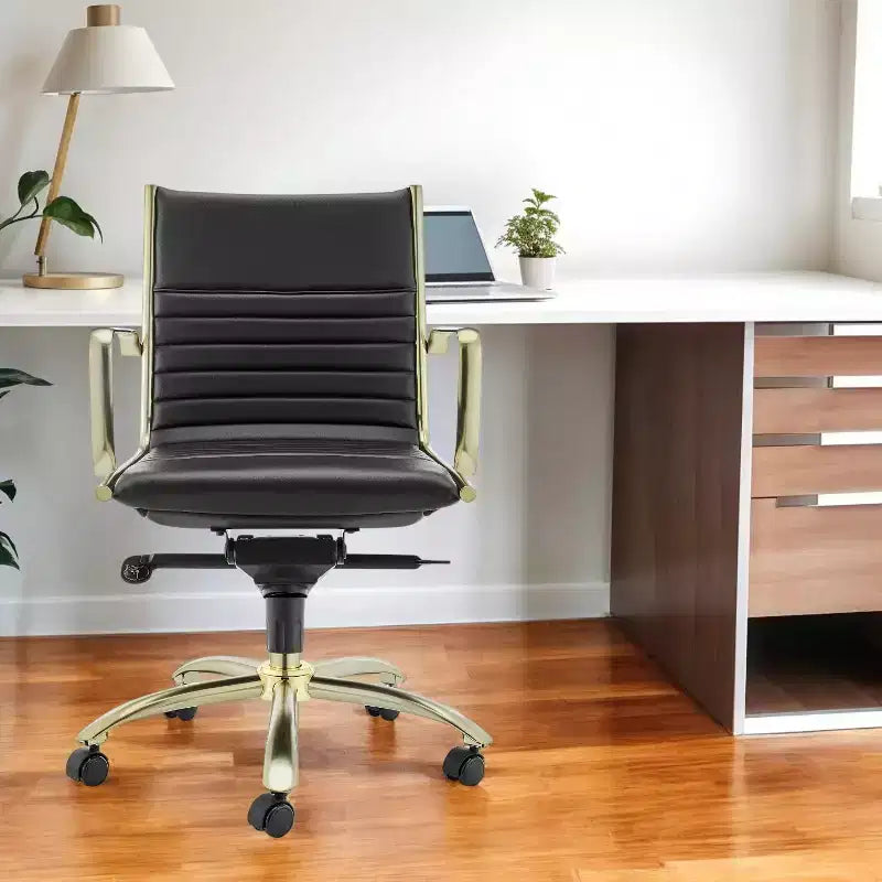 Chaise de bureau pivotante réglable HomeRoots en acier noir et doré et en similicuir