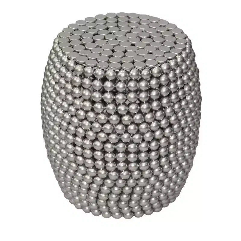 Table d'appoint Royal Hampton 18 | Motif clouté de billes métalliques argentées | Cadre en fer plaqué nickel