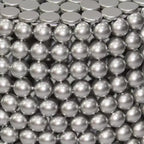 Table d'appoint Royal Hampton 18 | Motif clouté de billes métalliques argentées | Cadre en fer plaqué nickel