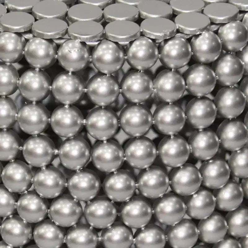 Table d'appoint Royal Hampton 18 | Motif clouté de billes métalliques argentées | Cadre en fer plaqué nickel