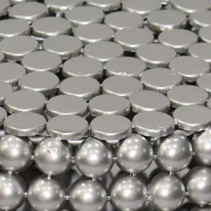 Table d'appoint Royal Hampton 18 | Motif clouté de billes métalliques argentées | Cadre en fer plaqué nickel