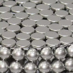 Table d'appoint Royal Hampton 18 | Motif clouté de billes métalliques argentées | Cadre en fer plaqué nickel