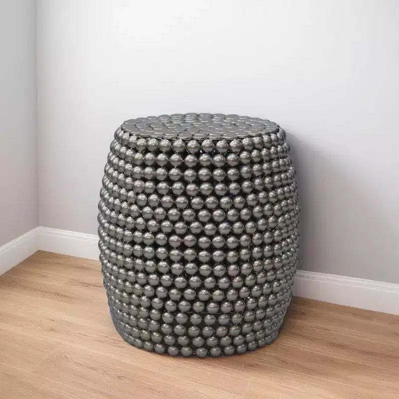 Table d'appoint Royal Hampton 18 | Motif clouté de billes métalliques argentées | Cadre en fer plaqué nickel