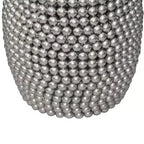 Table d'appoint Royal Hampton 18 | Motif clouté de billes métalliques argentées | Cadre en fer plaqué nickel